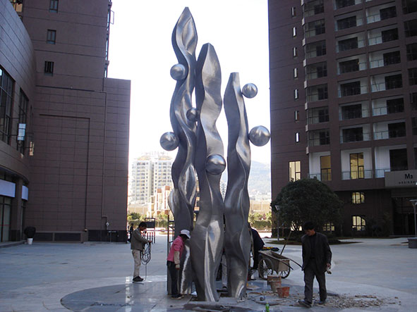 昆明和谐世纪2010年不锈钢雕塑总高7米